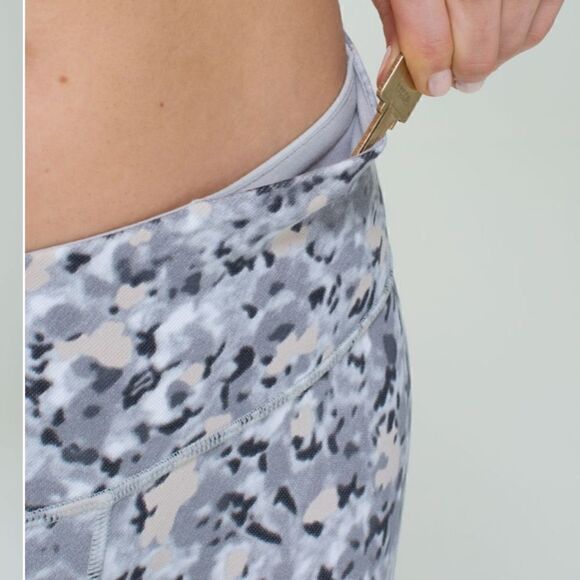 Lululemon wunder under crops in pink / gray camo size 4 - Picture 5 of 9